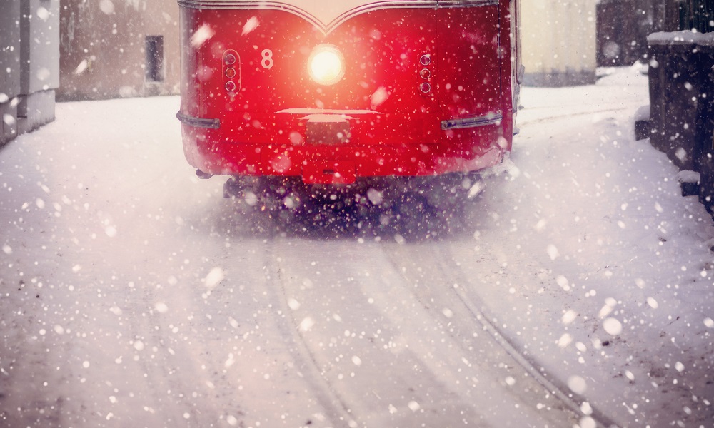 Без снега и наледи: в Омске каждый день очищают трамвайные пути