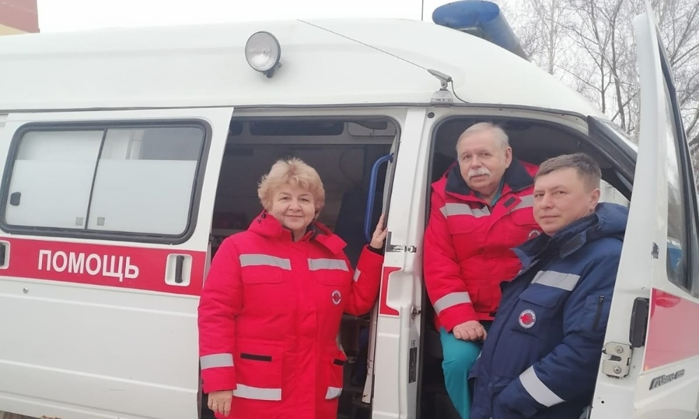 Омские врачи спасли жизнь задыхающегося ребёнка прямо на дороге 