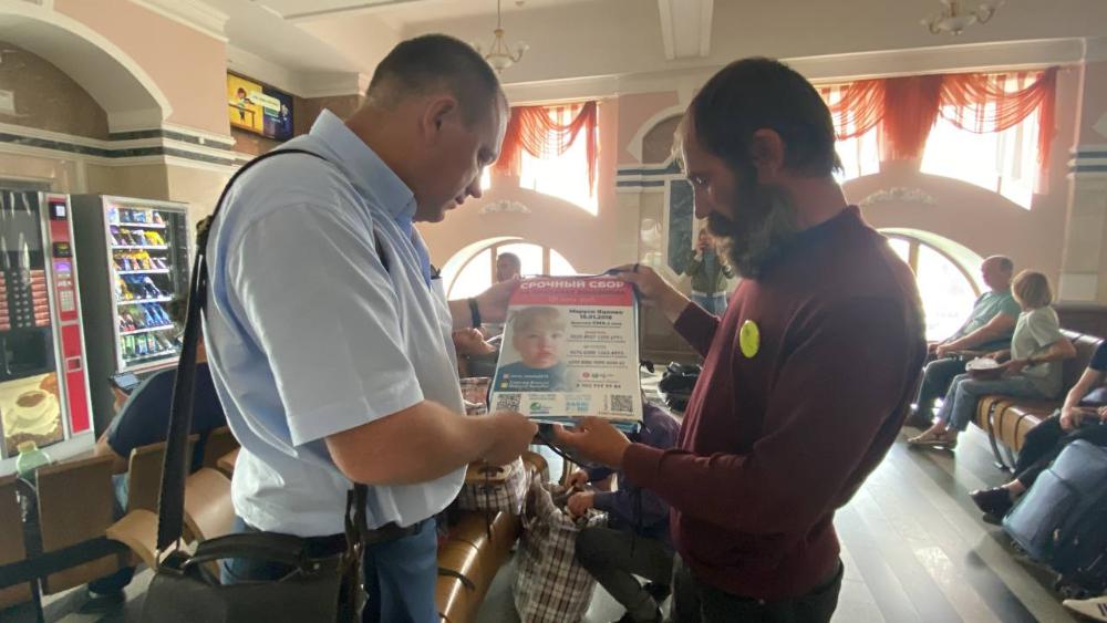 В Омск из Казани пешком добрались волонтёры, собирающие деньги на лечение ребёнка