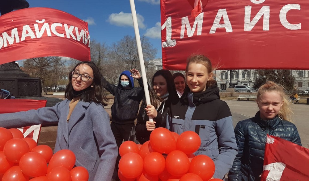  В Омске сотрудники кинотеатра «Первомайский» устроили праздничное шествие по городу