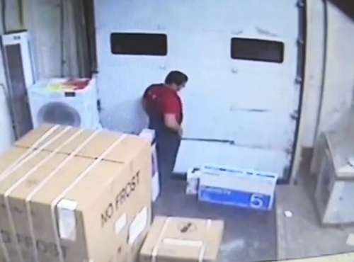 В Омске кладовщик списывал дорогие "плазмы" как непришедшие и продавал их в интернете