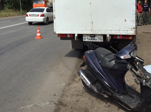 На окраине Омска водитель мокика погиб под колёсами грузовика