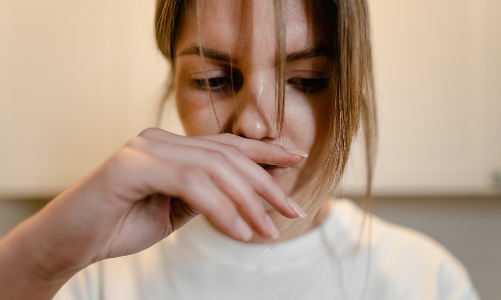 Кровоподтёки на лице и перелом руки: омичка поссорилась со своей знакомой и избила её деревянным табуретом