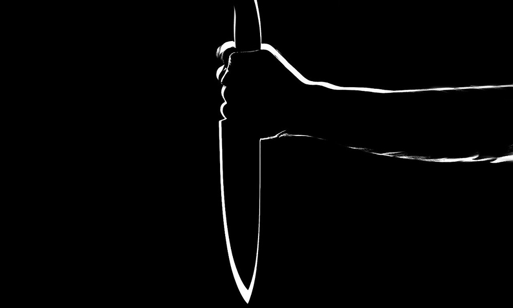 Из-за конфликта омский садовод получил удар ножом в поясницу