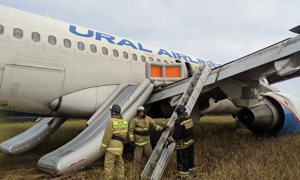 Виталий Хоценко организовал оперштаб для помощи омичам, экстренно приземлившимся в Новосибирской области