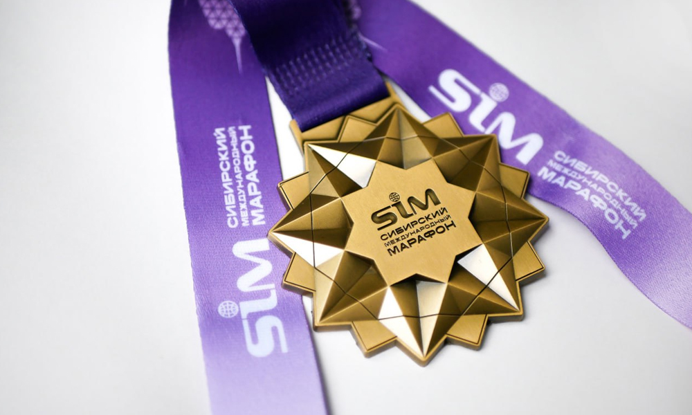 Омичам представили медаль Сибирского международного марафона