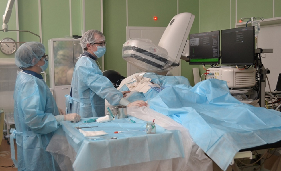 Омские врачи-ангиохирурги научились лечить сложные нарушения ритма сердца