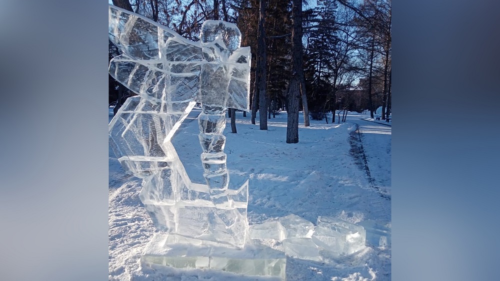 В омском Выставочном сквере вандалы сломали ледяную фигуру стрекозы 