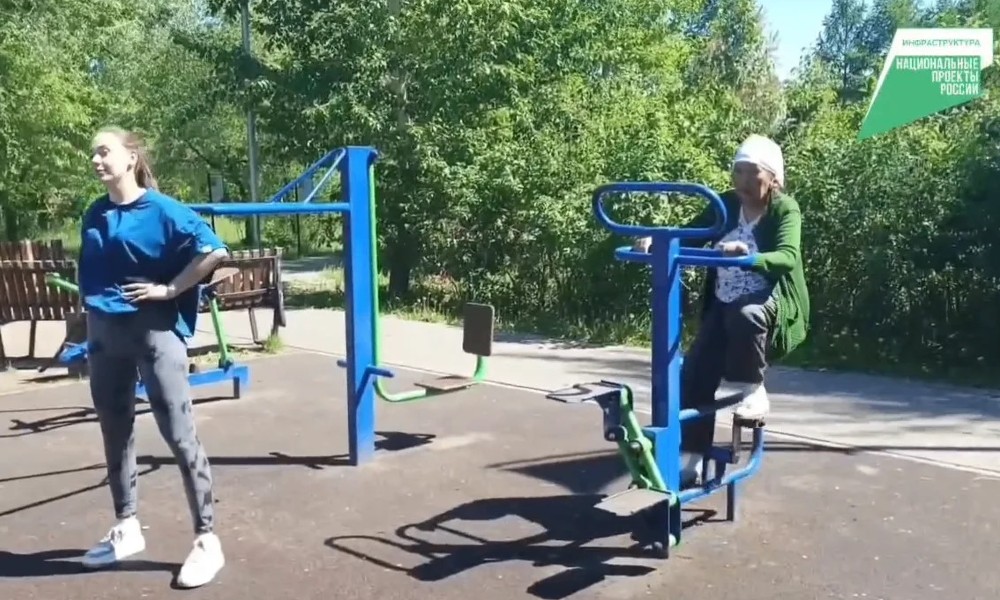 В Омске на бульваре Веретено появились спортплощадка и уличные тренажёры