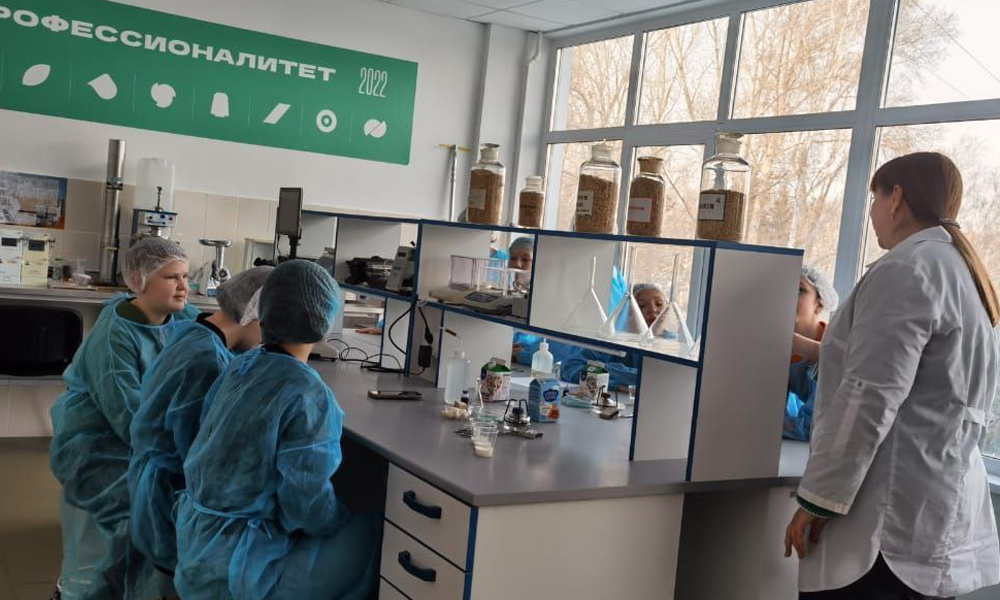 В ОмГАУ начались практические занятия по агробиотехнологиям для школьников