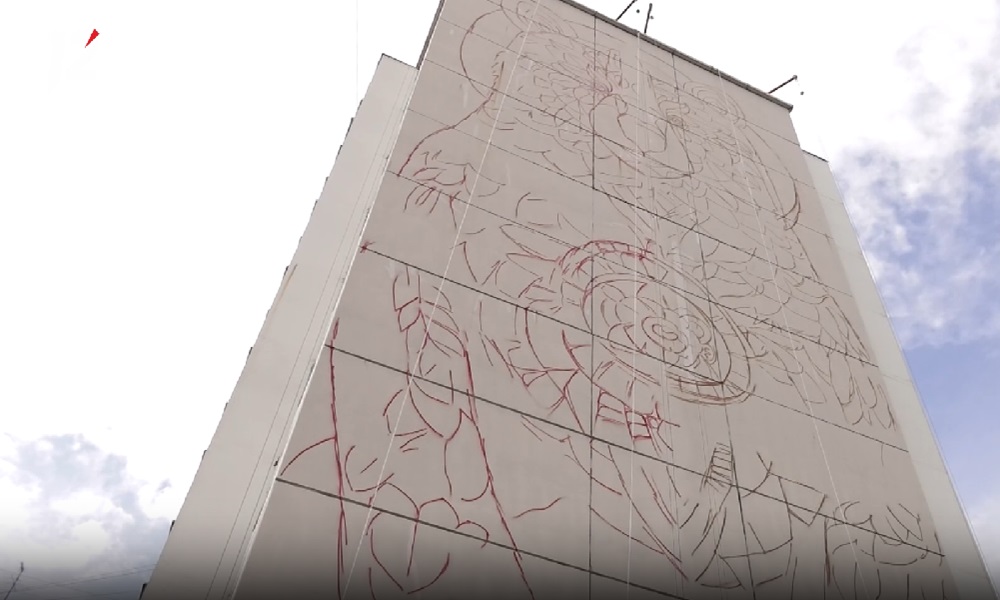 Дома в Нефтяниках начали украшать авторскими муралами