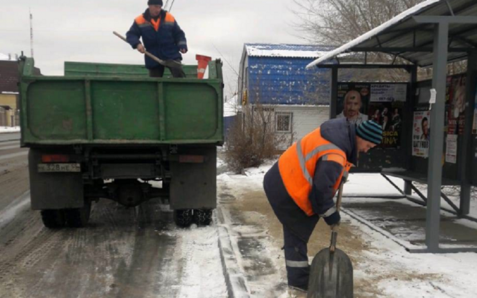 Омские дорожники за два дня использовали 1000 тонн противогололёдных средств