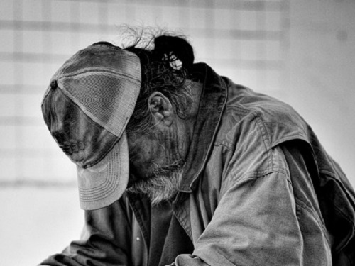 Неравнодушные омичи пытаются спасти бывшего дворника, который в морозы оказался на улице 