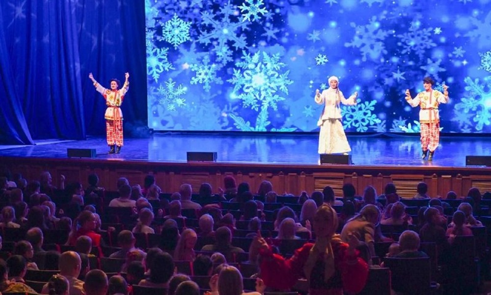 Виталий Хоценко открыл Губернаторскую новогоднюю ёлку-2025 для юных жителей Омской области