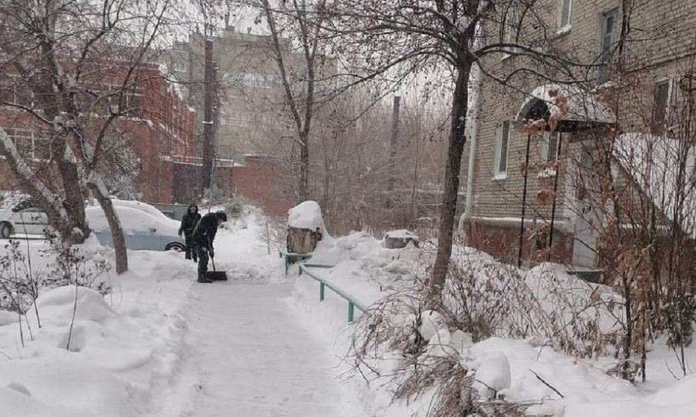 Жители Октябрьского округа Омска пожаловались на проблемы с уборкой снега во дворах