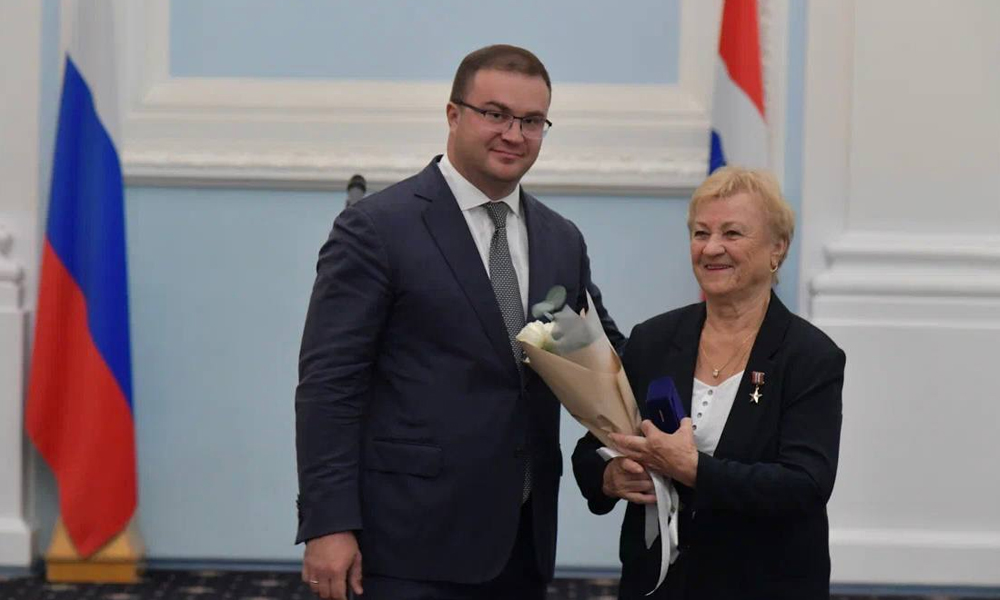 Виталий Хоценко наградил Веру Штельбаумс званием «Герой Омской области»