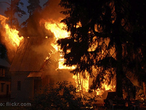 В Омске сотрудники охранного предприятия спасли из горящего дома женщину и котёнка