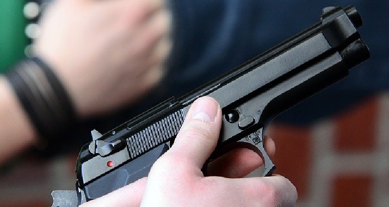 Омич украл два пистолета и продал один из них на рынке