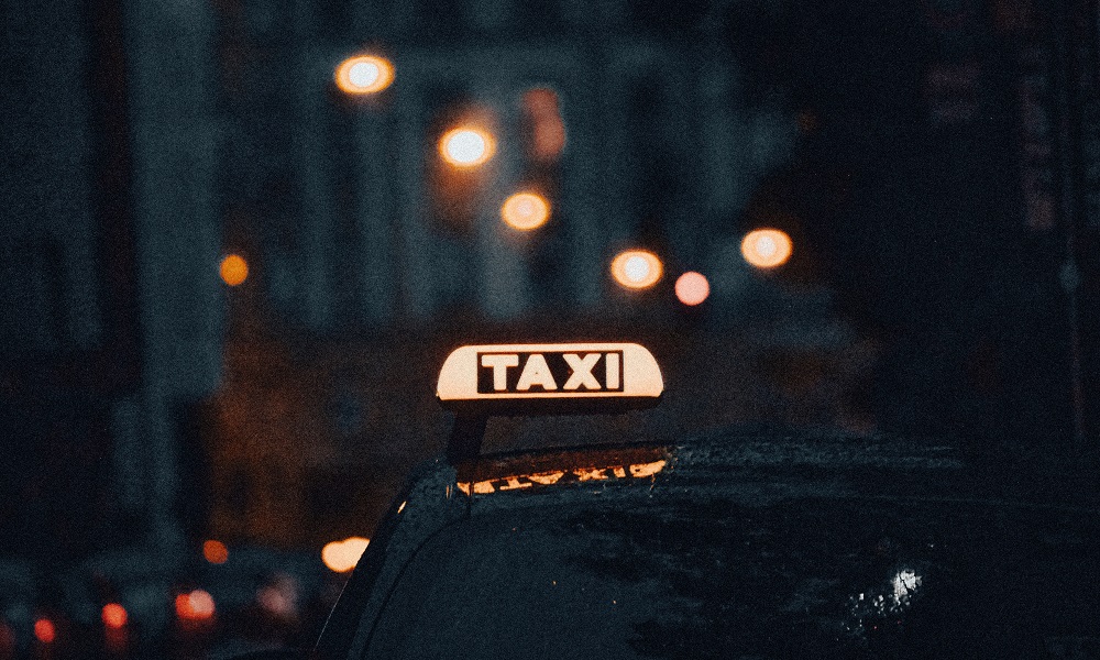 Судебные приставы взыскали моральный вред с омского таксиста, избившего пассажира баллонным ключом