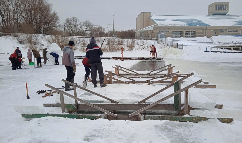 Клуб «Моржи» приглашает омичей подготовиться к окунанию в прорубь на Крещение