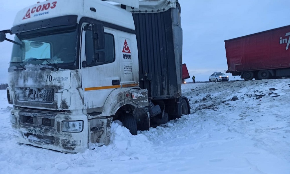 На трассе Тюмень — Омск столкнулись два грузовика