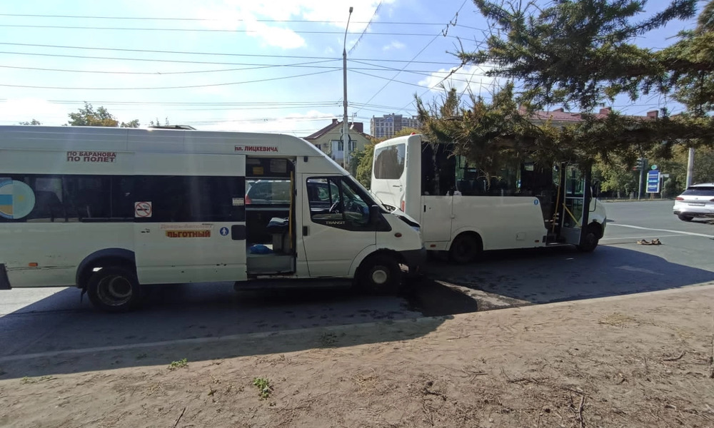 В Омске при столкновении маршруток пострадали два пассажира 