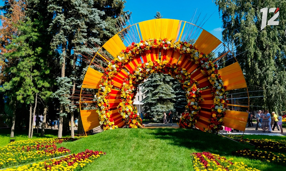 Омские агрономы высадили на улицах города больше миллиона цветов