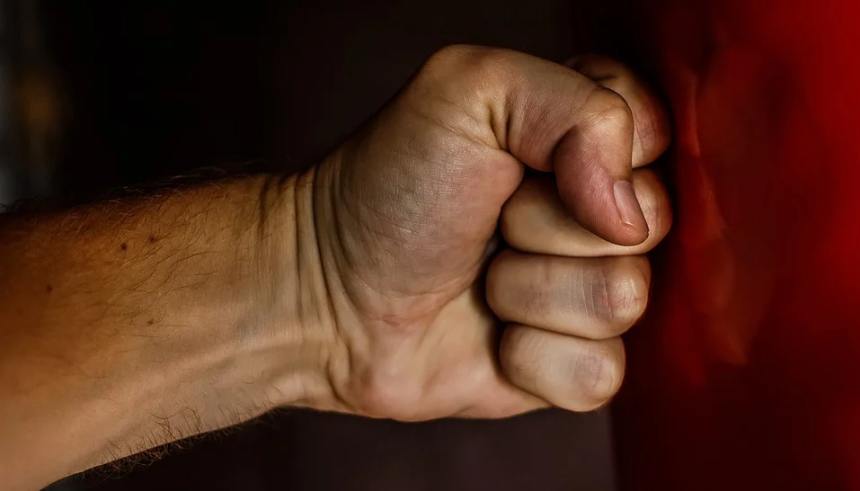 В Омске будут судить мужчину за грабёж с насилием и нападение на полицейского