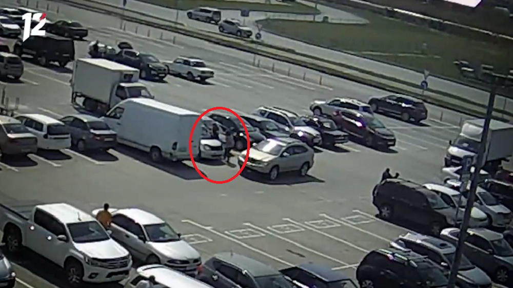 Газовый пистолет, сапёрная лопатка и огнетушитель: двое омичей повздорили на парковке и оказались в полиции