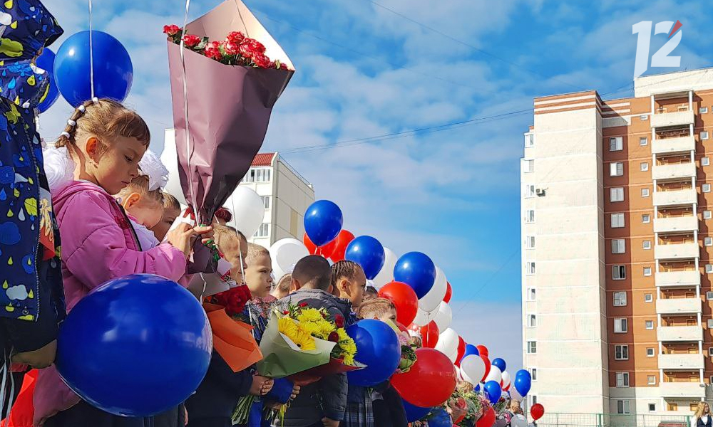 Для омских первоклассников закупают школьные рюкзаки с канцелярскими наборами