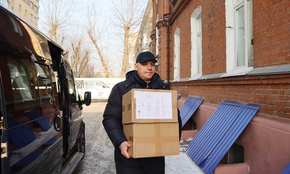 Сотрудники омского УФНС передали гуманитарную помощь в Стаханов