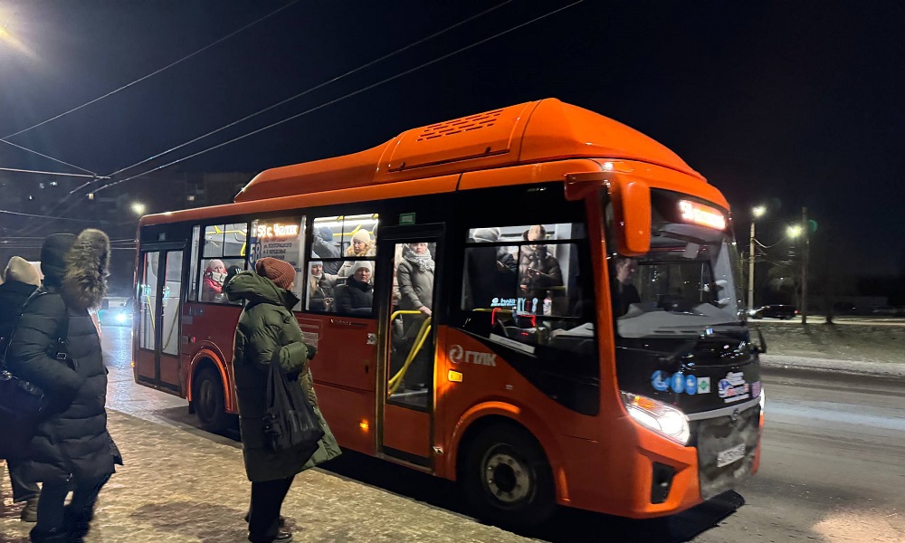 На городские улицы вышли новые яркие автобусы