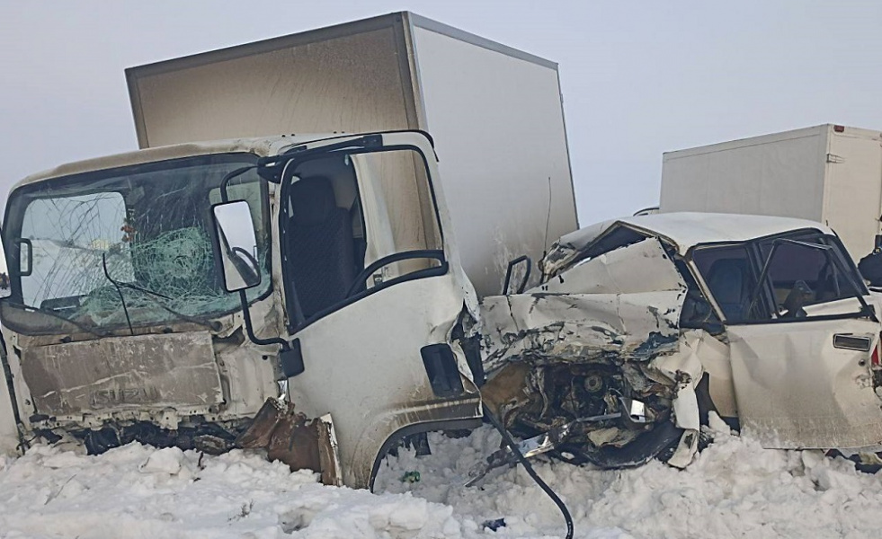 В жутком ДТП с грузовиком в Кормиловском районе погибли три человека 