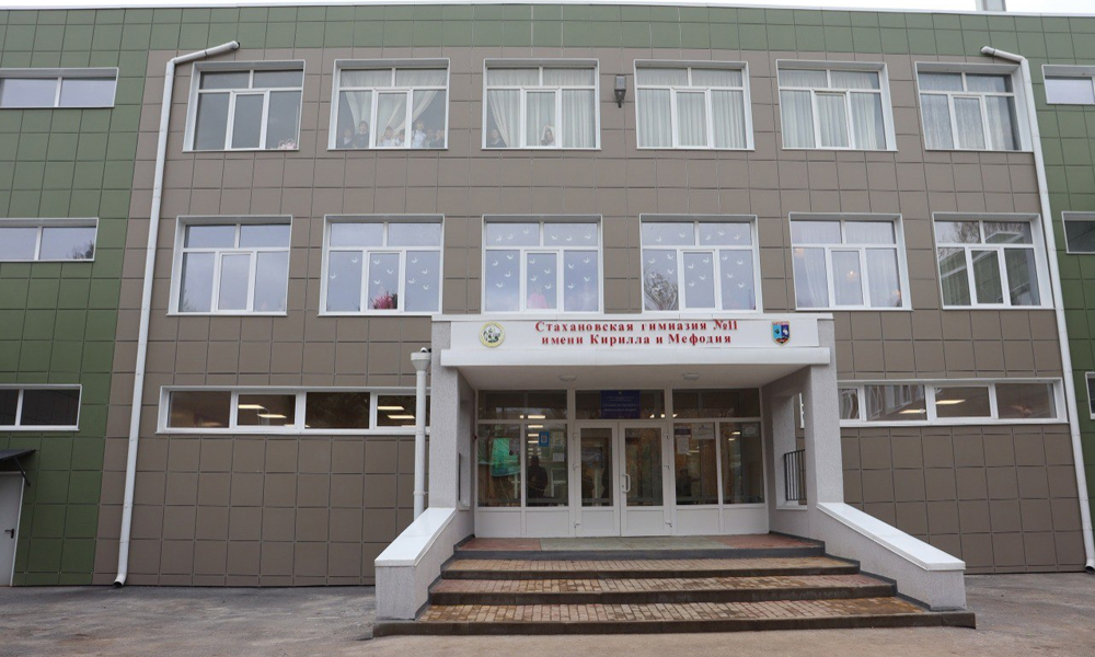 При поддержке Омской области в Стаханове продолжается капремонт гимназии