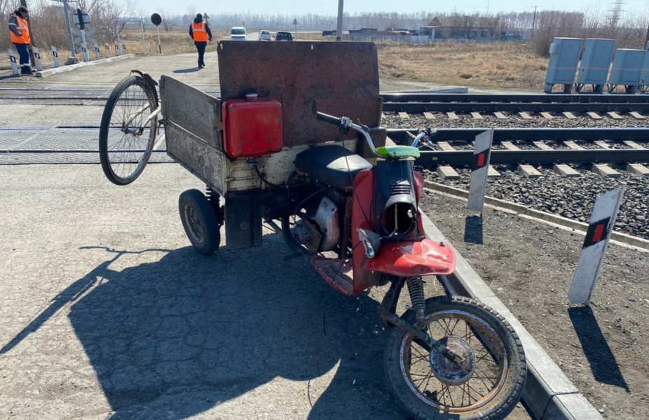 В Исилькульском районе пьяный мужчина на «Муравье» врезался в поезд