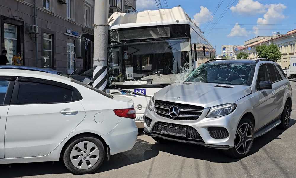 В Омске двое пассажиров пострадали в аварии с автобусом