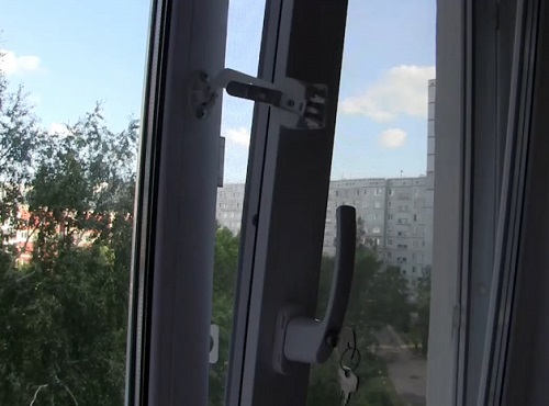 Омичам напомнили об опасности выпадения детей из окон