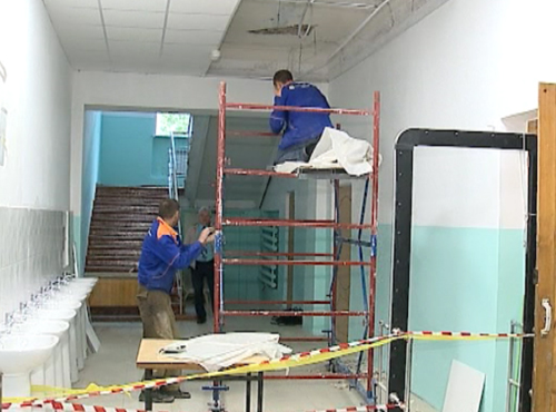 Внеплановые каникулы ждут учеников омской гимназии, где обрушился потолок