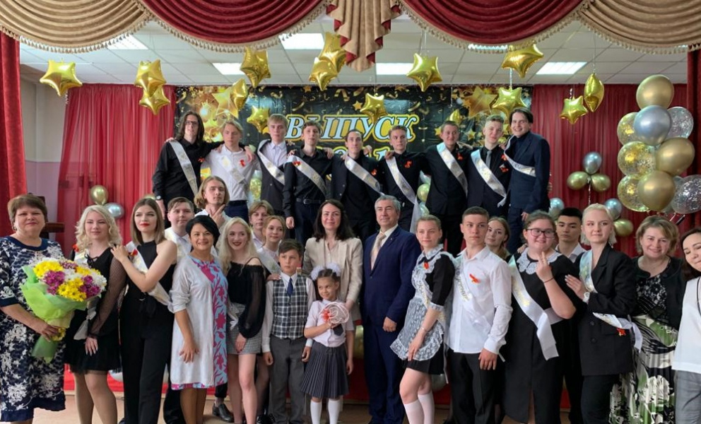 Оксана Фадина посетила последний звонок в школе № 95 