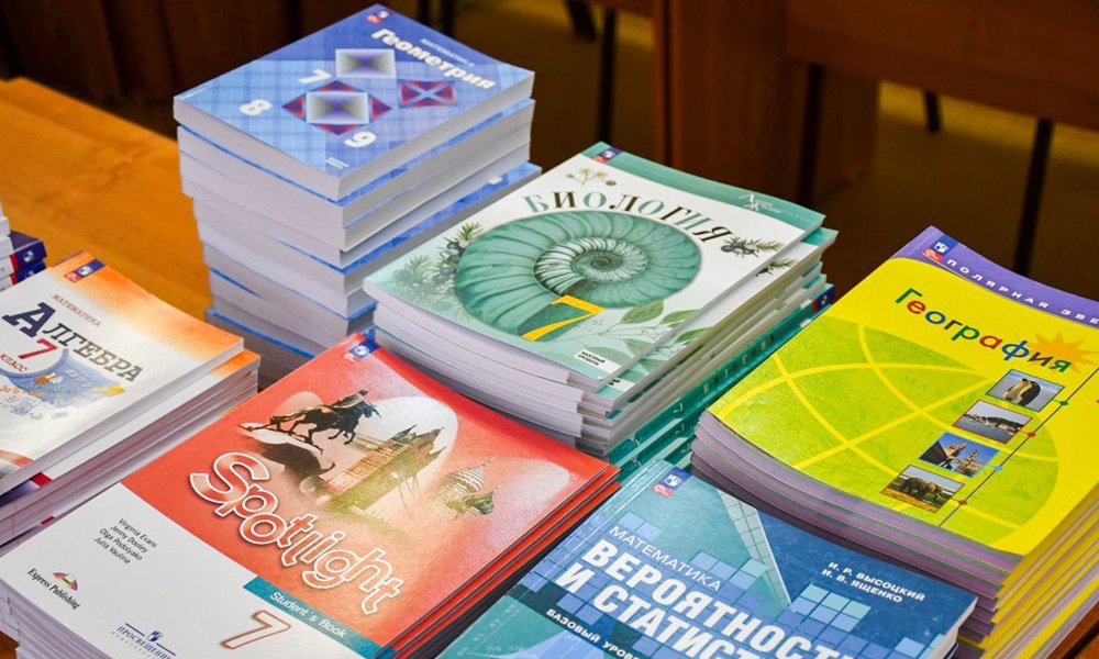 Больше 950 тысяч учебников и пособий поступило в школы Омска и области