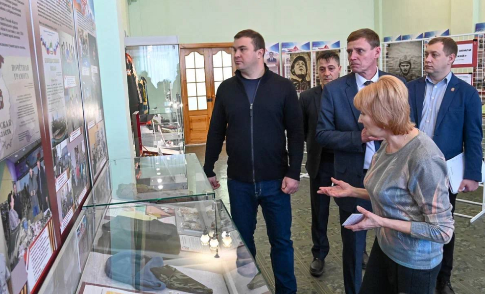 Виталий Хоценко посетил в Марьяновке выставку, посвящённую героям СВО