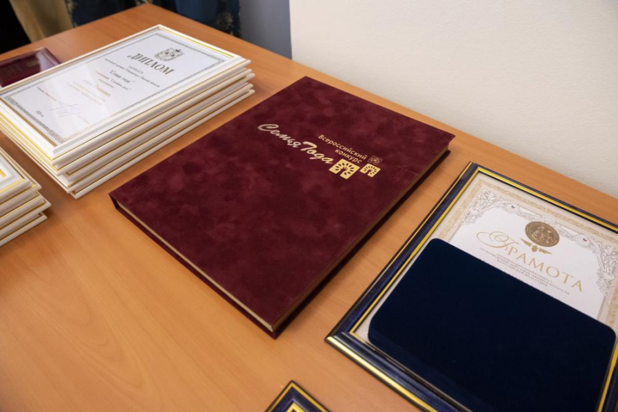 Лучшие омские семьи получат по 100 тысяч рублей