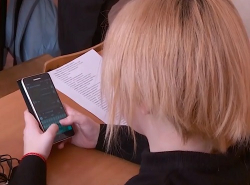 Многие школьники готовы отказаться от телефонов на уроках