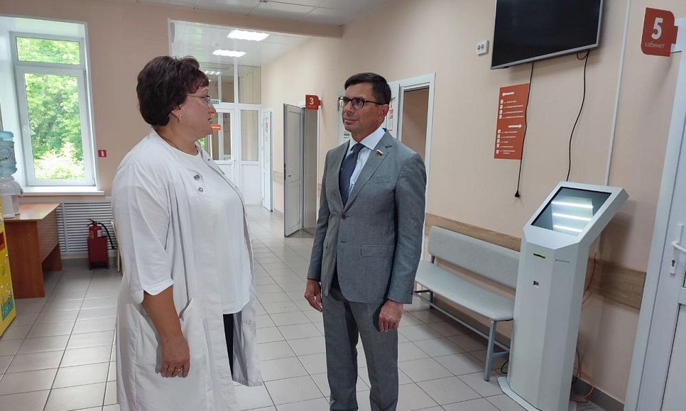 Омские медики предложили депутату Госдумы разработать федеральную программу строительства жилья на селе