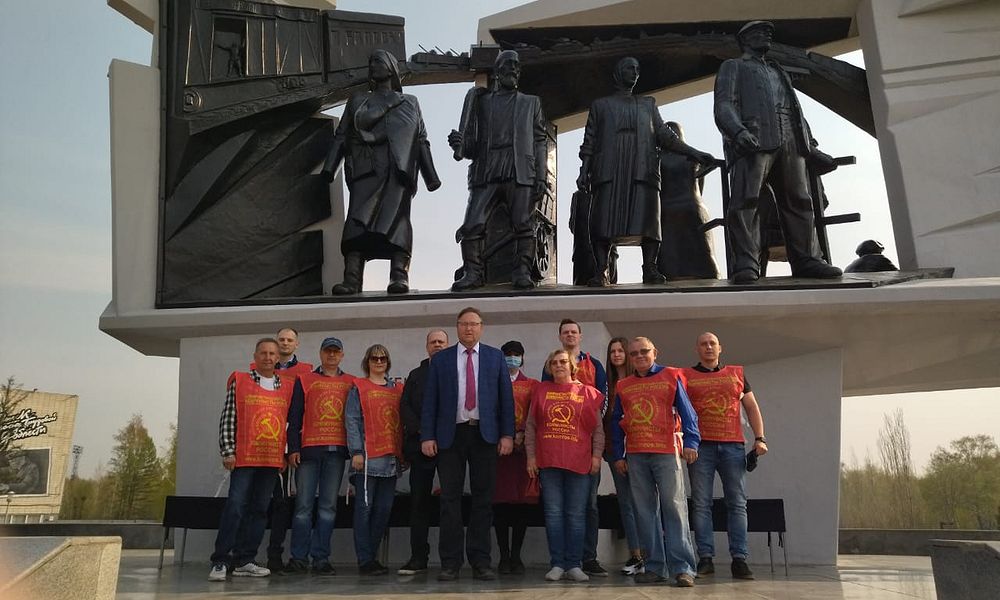 Омские «Коммунисты России» возложили цветы к монументам и убрались на заброшенных могилах ветеранов войны