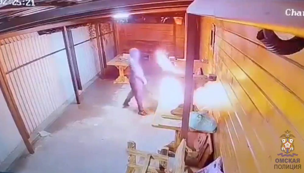 Омская полиция задержала подозреваемых в поджоге банного комплекса на улице Демьяна Бедного