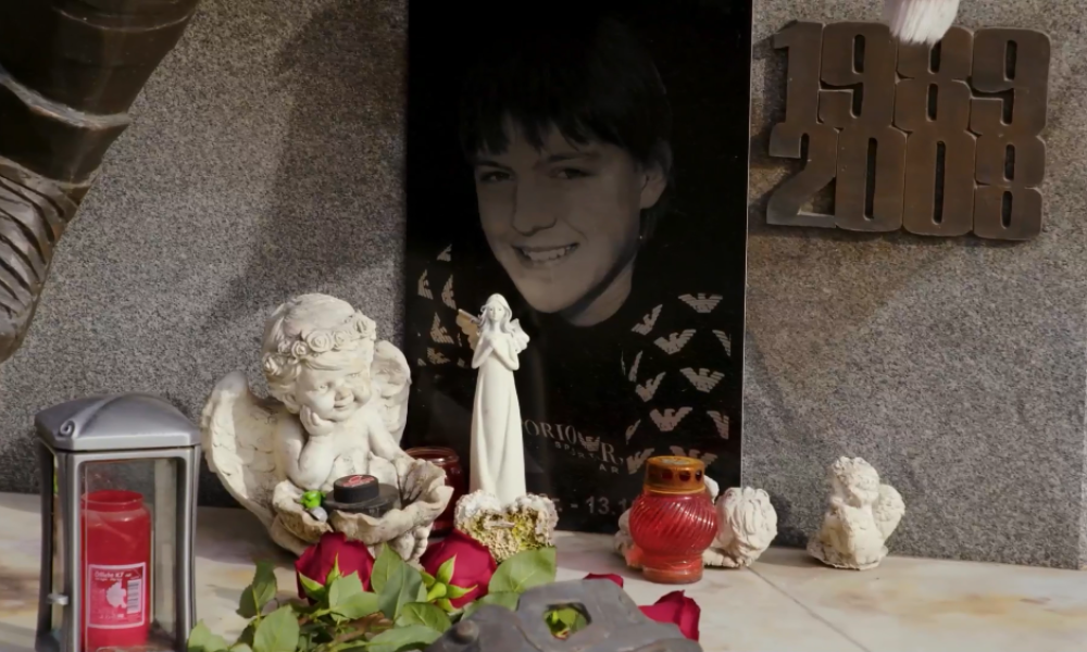 Команда и руководство омского «Авангарда» возложили цветы к памятнику Алексея Черепанова 