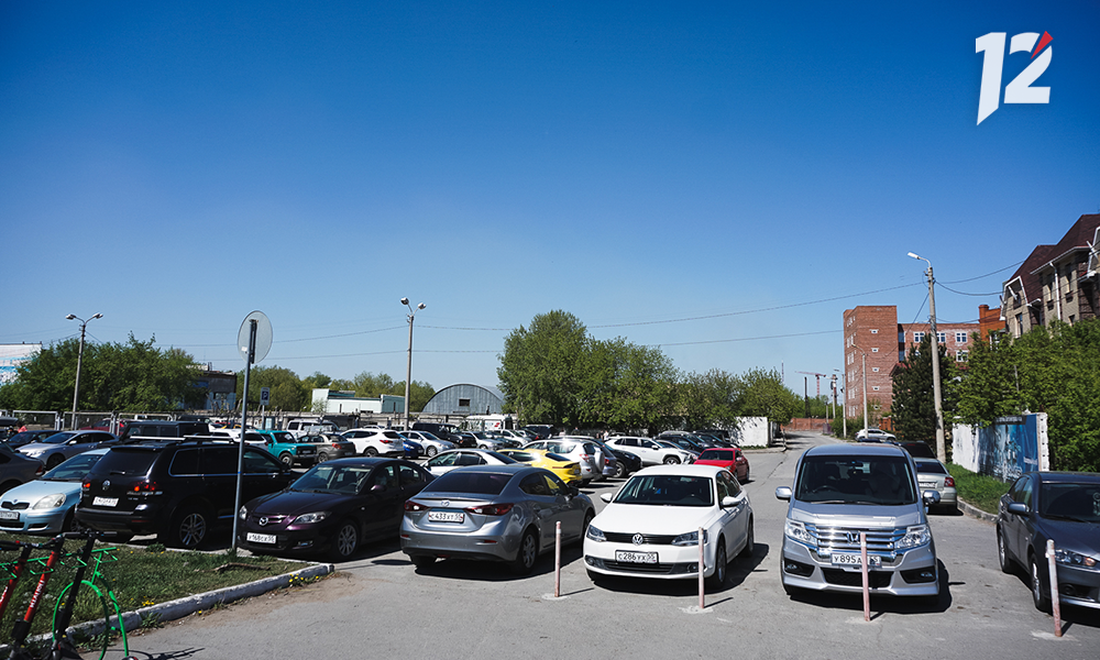 В Омске продолжают штрафовать за парковку на газонах и детских площадках 