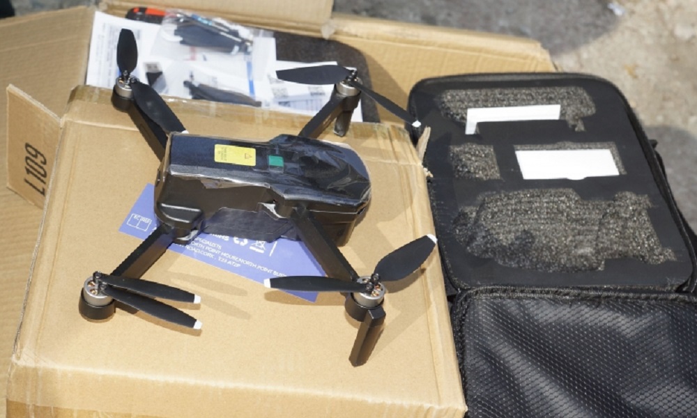 Сотрудники омской таможни передали конфискованные дроны и электроинструменты на нужды СВО