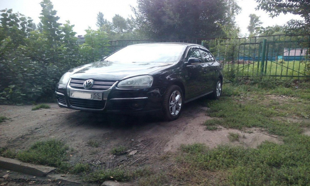 В Омске зафиксировали 6 тысяч нарушений из-за парковки на газонах